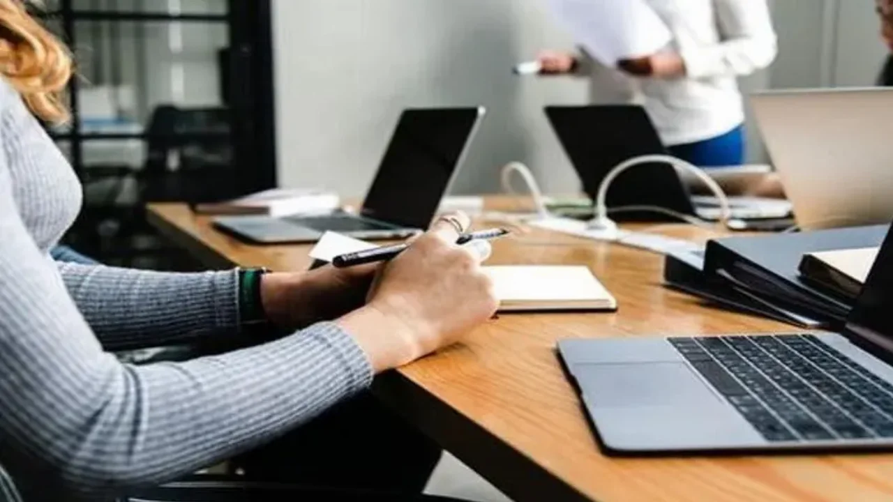 Εργασιακό: Νέα υπουργική εγκύκλιος για υπερωρίες, διαλείμματα και αργίες