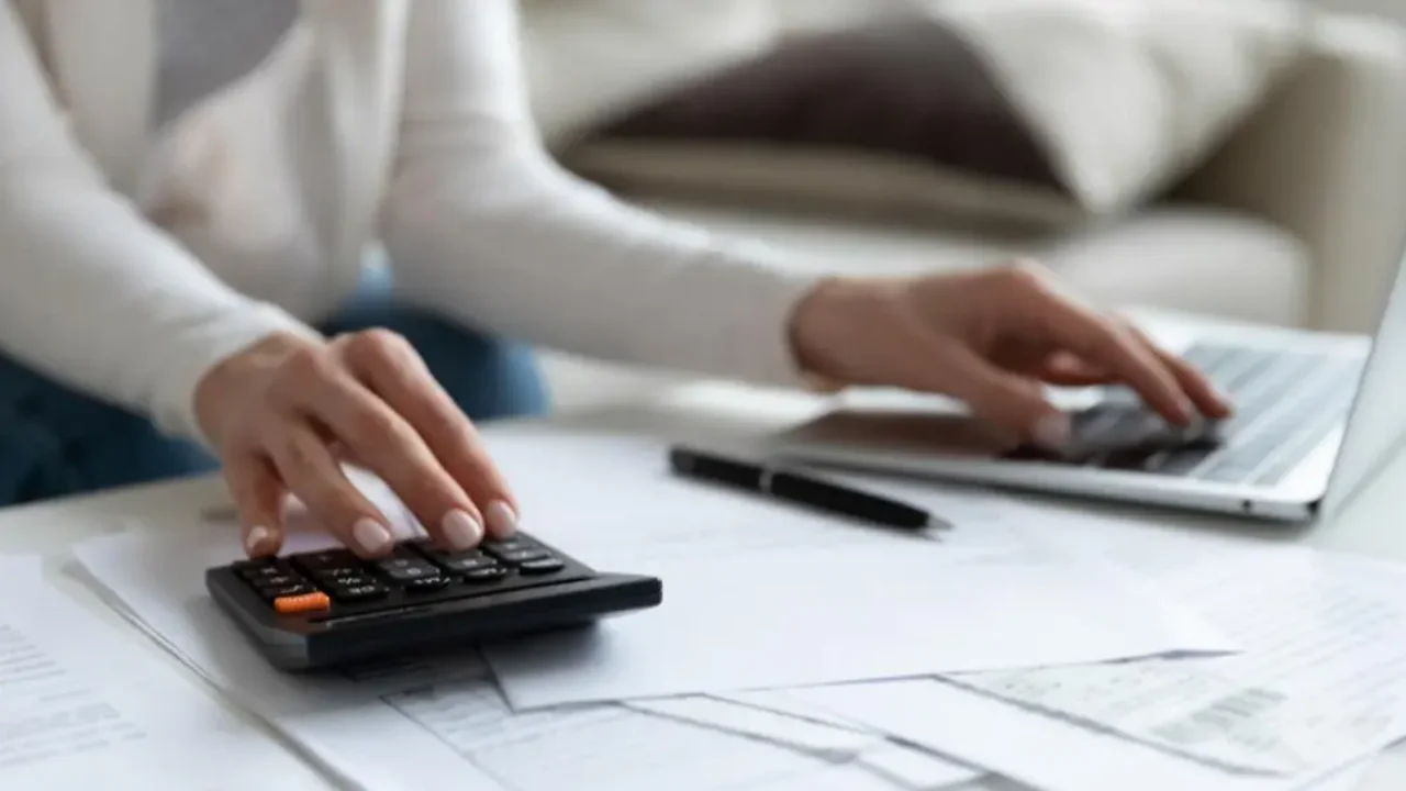 Νέοι επαγγελματίες: Θα φορολογηθούν με 4,5% με την προϋπόθεση ότι ο τζίρος τους δεν ξεπερνά τις 10.000 ευρώ