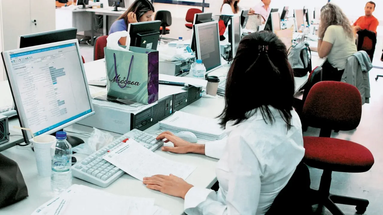 Δημόσιοι υπάλληλοι: Αυξήσεις στους μισθούς φέρνουν τα μέτρα για την ενίσχυση των εισοδημάτων και την μείωση των φόρων