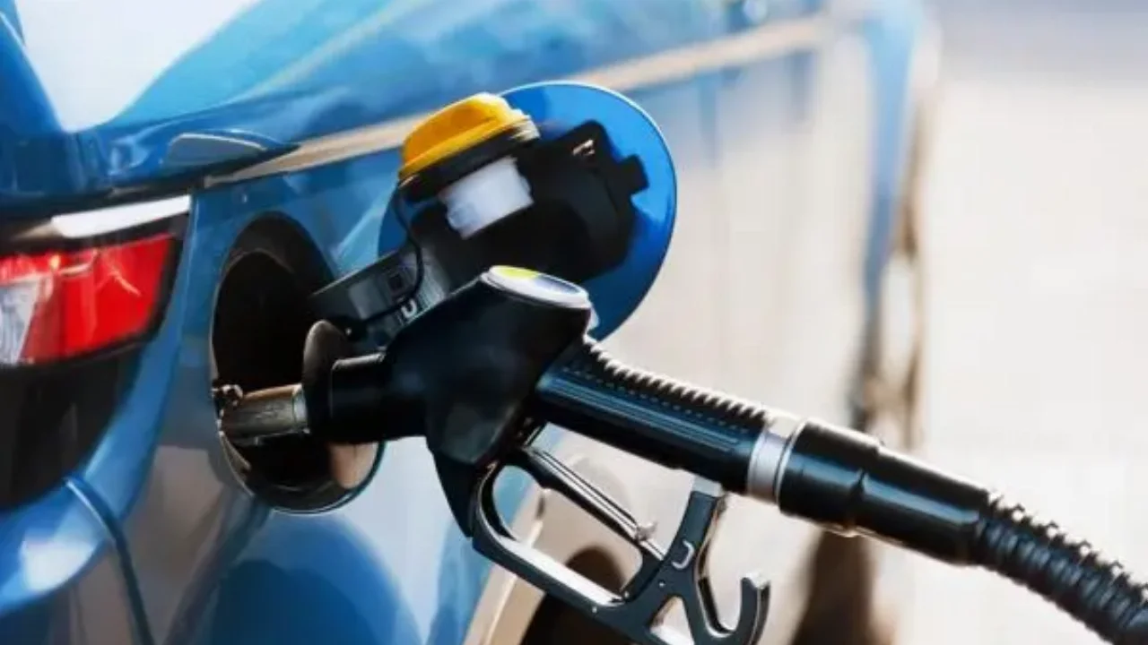 Επίδομα καυσίμων: Προσαύξηση 5 ευρώ για όσους πληρώσουν με χρεωστική κάρτα