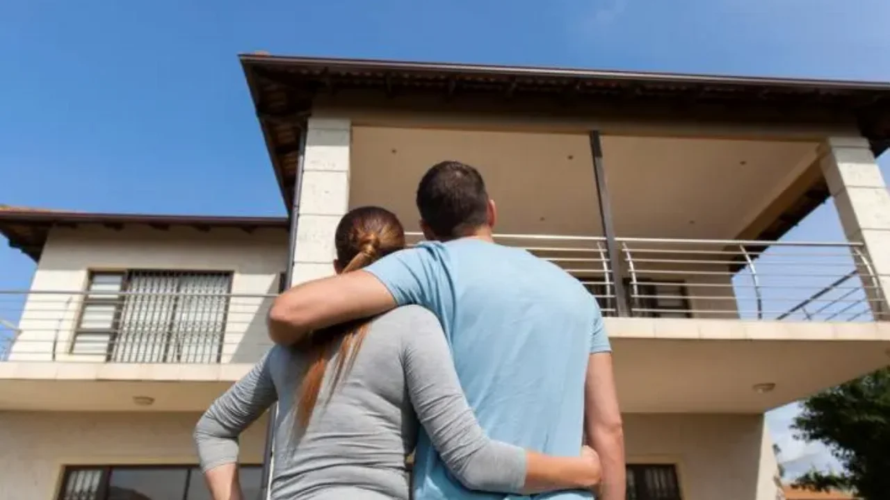 Στέγη για νέους: Χαμηλότοκα στεγαστικά, «Κοινωνική αντιπαροχή», «Κάλυψη» και «Ανακαινίζω- Ενοικιάζω» οι νέες δράσεις