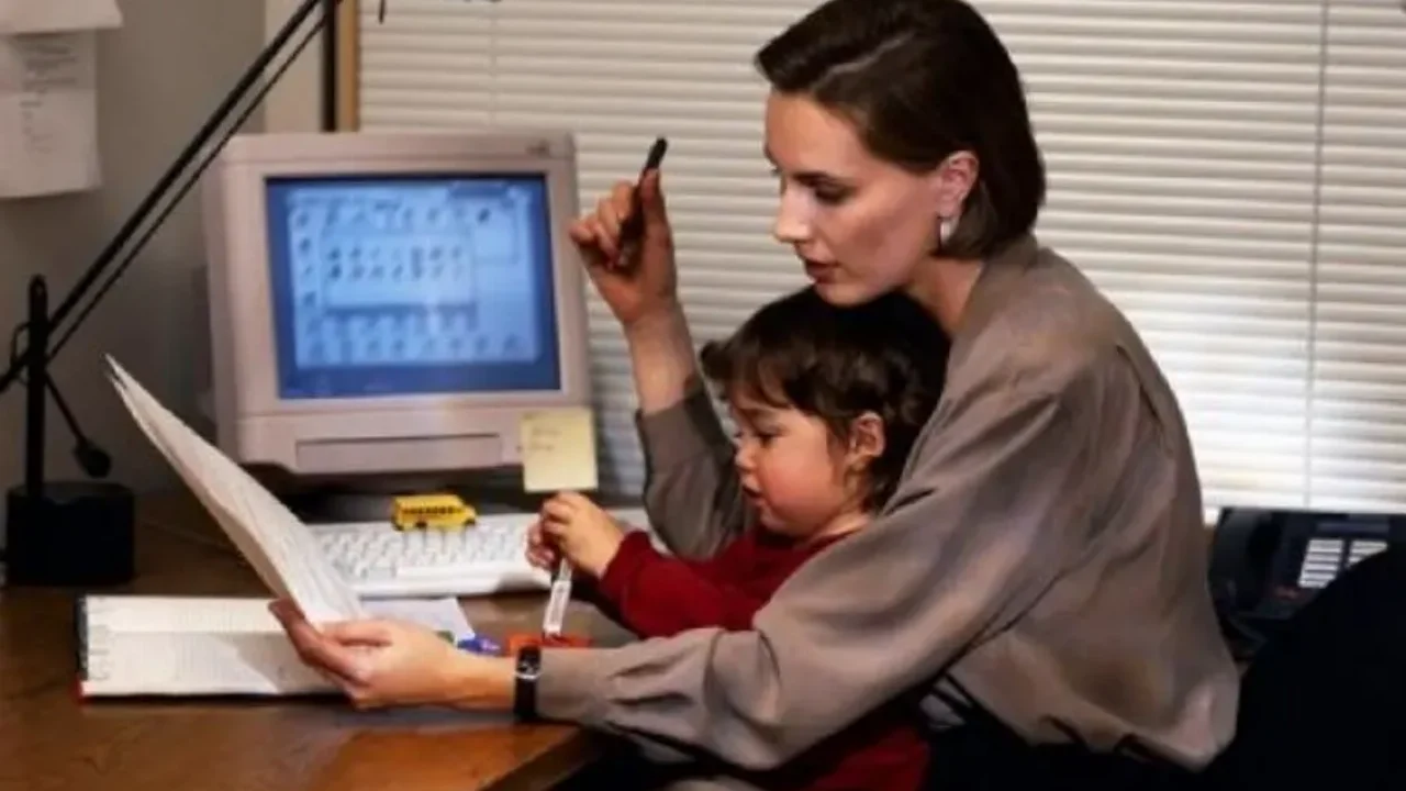 Δημόσιο: Διευκρινίσεις για τη γονική άδεια που δικαιούνται οι υπάλληλοι