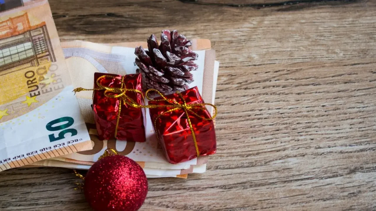 Δώρο Χριστουγέννων: Πότε καταβάλλεται στους μισθωτούς του ιδιωτικού τομέα και πως υπολογίζεται