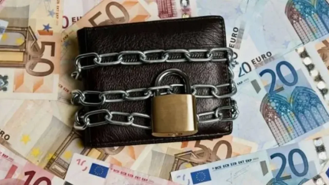 Εφορία: Με διαδικασίες εξπρές οι κατασχέσεις σε τραπεζικούς λογαριασμούς- Ποια ποσά είναι ακατάσχετα