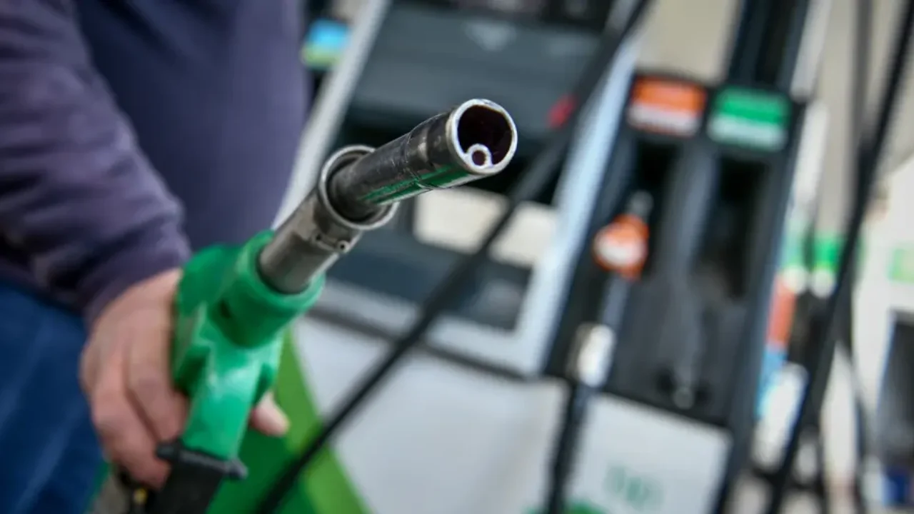 Fuel Pass 2: Στις 45.000 ευρώ το εισοδηματικό κριτήριο και στα 80 ευρώ η επιδότηση καυσίμων