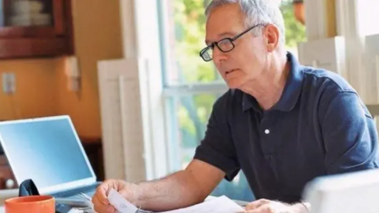 Μειώνεται το πέναλτι για τους εργαζόμενους συνταξιούχους