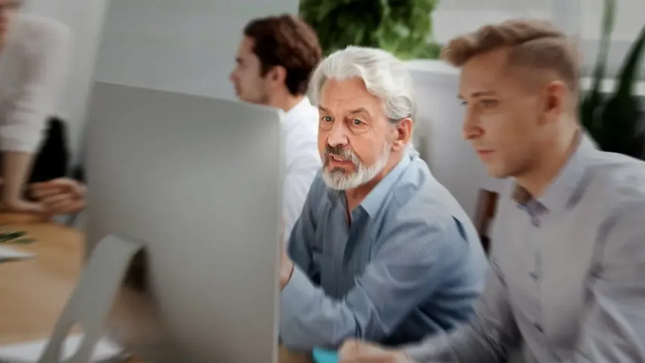 Εργαζόμενοι συνταξιούχοι: Αναλογική εισφορά στις αποδοχές αντί για "πέναλτι"