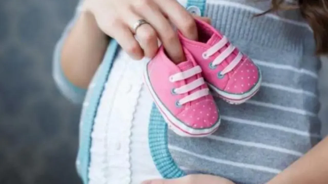 Τέλη Φεβρουαρίου η 1η δόση του επιδόματος γέννας