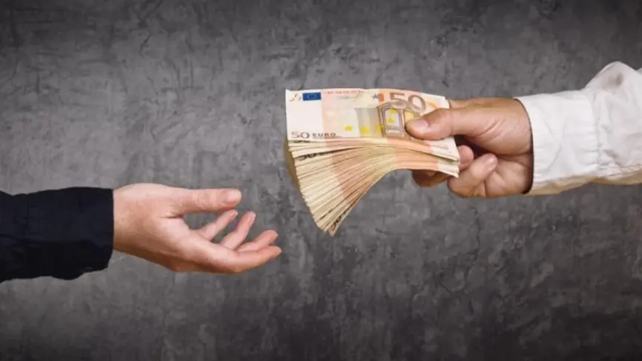 Προς τα πάνω θα παρασύρει τα επιδόματα η αύξηση του κατώτατου μισθού