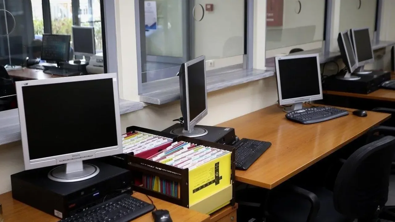 Δεκάδες χιλιάδες αιτήσεις για το επίδομα των 800 ευρώ σε δυο μέρες