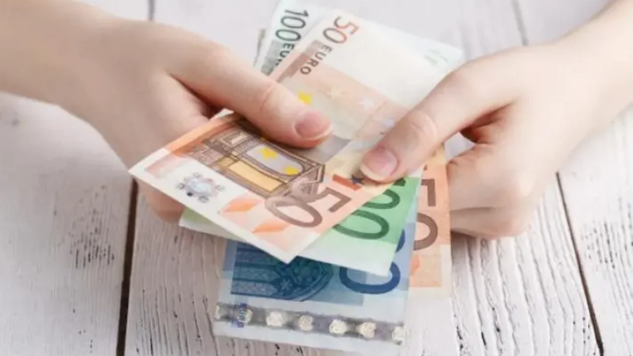 Από σήμερα η καταβολή των 800 ευρώ στους εργαζόμενους