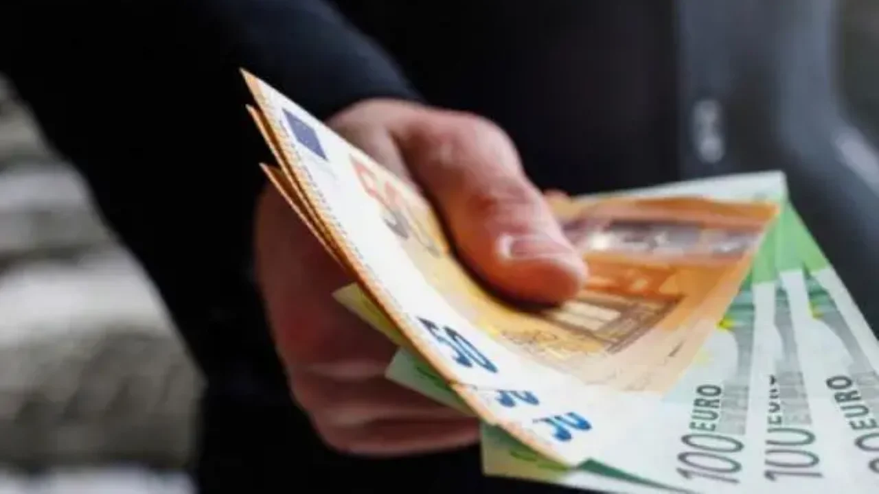 Διευκρινίσεις ΑΑΔΕ για τις επιχειρήσεις που δικαιούνται τα 800 ευρώ