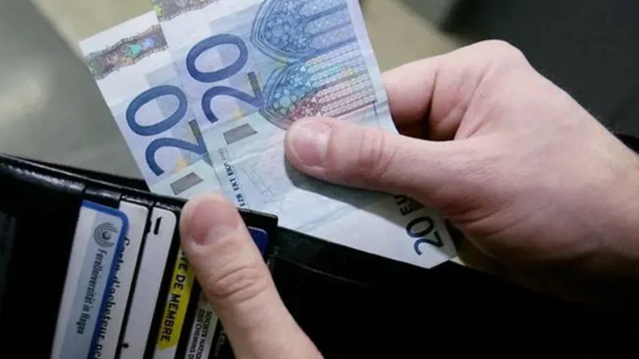 Αύξηση κατώτατου μισθού: Περισσότερα λεφτά θα δούνε στους λογαριασμούς τους οι δικαιούχοι επιδομάτων