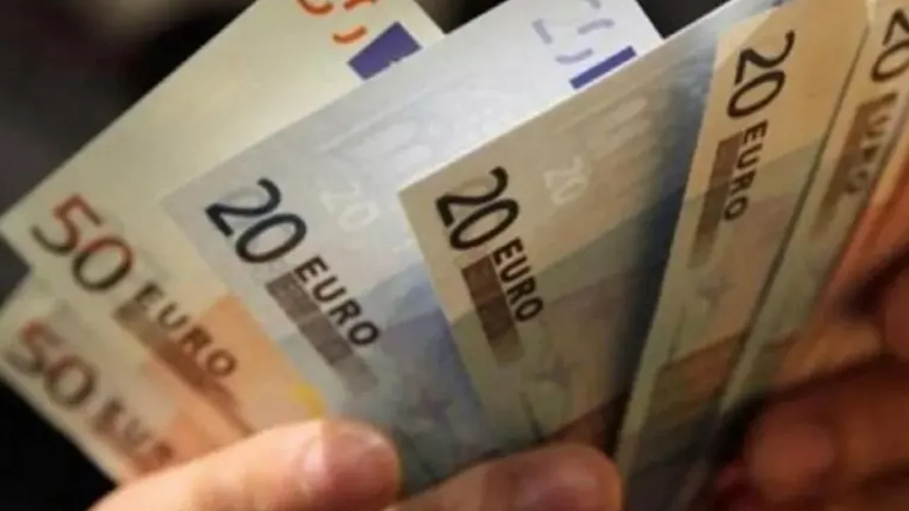 Αύξηση κατώτατου μισθού: Τι φέρνει για "τριετίες", επιδόματα και ακρίβεια