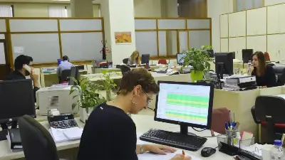 Δημόσιοι υπάλληλοι: Από 60 έως 100 ευρώ οι αυξήσεις στον βασικό μισθό στα κατώτατα μισθολογικά κλιμάκια