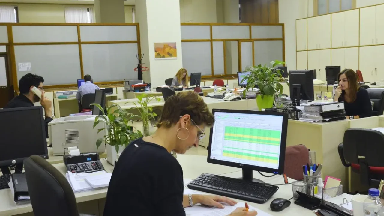 Δημόσιοι υπάλληλοι: Από 60 έως 100 ευρώ οι αυξήσεις στον βασικό μισθό στα κατώτατα μισθολογικά κλιμάκια