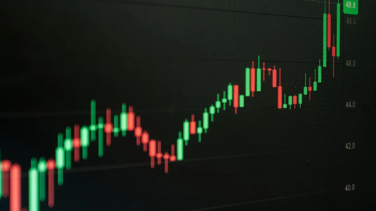 Κοντινό πλάνο ενός ψηφιακού γραφήματος κηροπηγίων που υποδεικνύει ανοδικές τάσεις στην αγορά συναλλαγών.