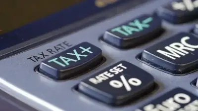 ΑΑΔΕ: Δεν φορολογείται η έκπτωση 25% επί του ΦΠΑ και των ρυθμισμένων οφειλών