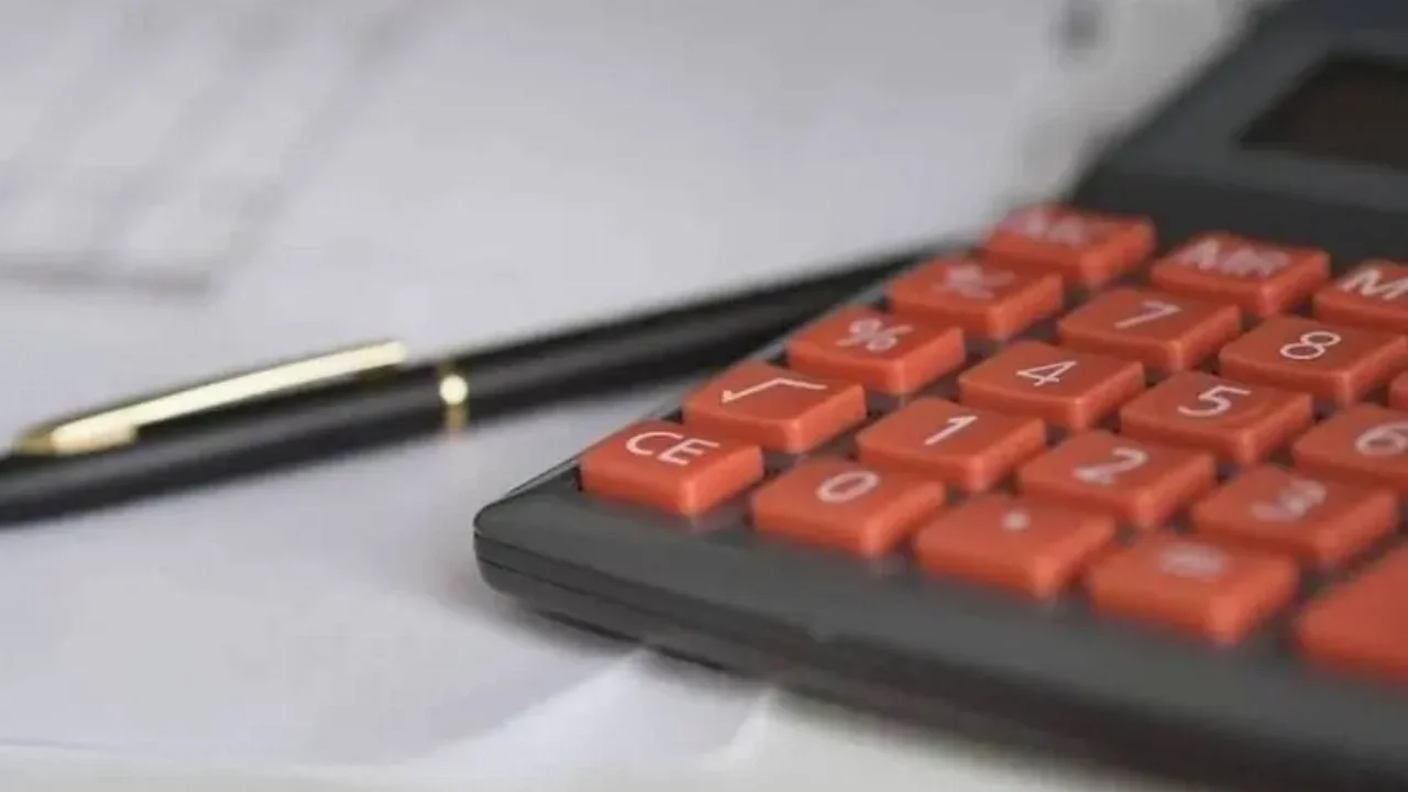 Φορολογικές δηλώσεις: Εκπνέει σήμερα η προθεσμία υποβολής τους και η ΑΑΔΕ ξεκινά τις διασταυρώσεις