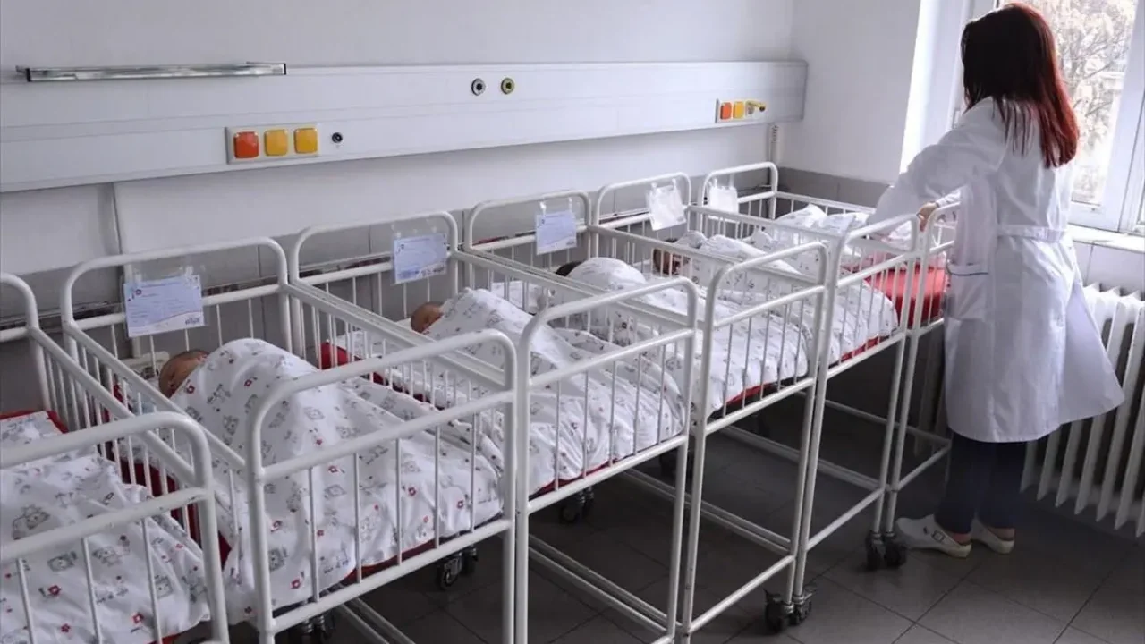 Πιλοτικά σε 15 μαιευτήρια η δήλωση γέννησης για την λήψη του επιδόματος γέννας