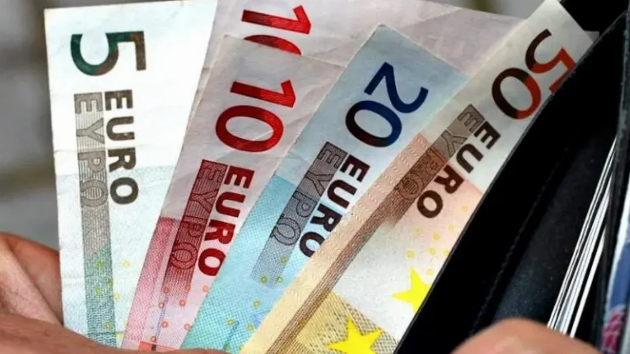 Κατώτατος μισθός: Αυξάνεται στα 703 ευρώ από 1η Μαίου