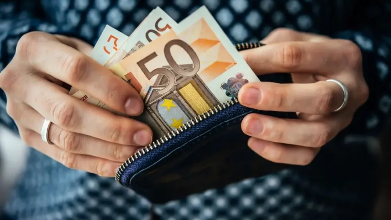 ΕΡΓΑΝΗ: Μειώθηκε σε 1 στους 5 ο αριθμός των εργαζόμενων που αμείβεται με λιγότερα από 700 ευρώ