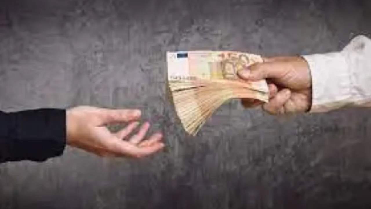 Κατώτατος μισθός: Πώς η εφορία «ψαλιδίζει» το ποσοστό της αύξησης