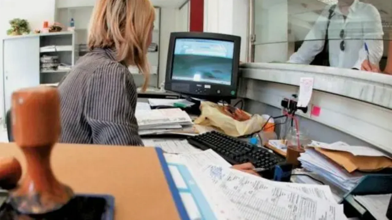 Με τρεις βάρδιες οι εργαζόμενοι στο Δημόσιο λόγω κορωνοϊού