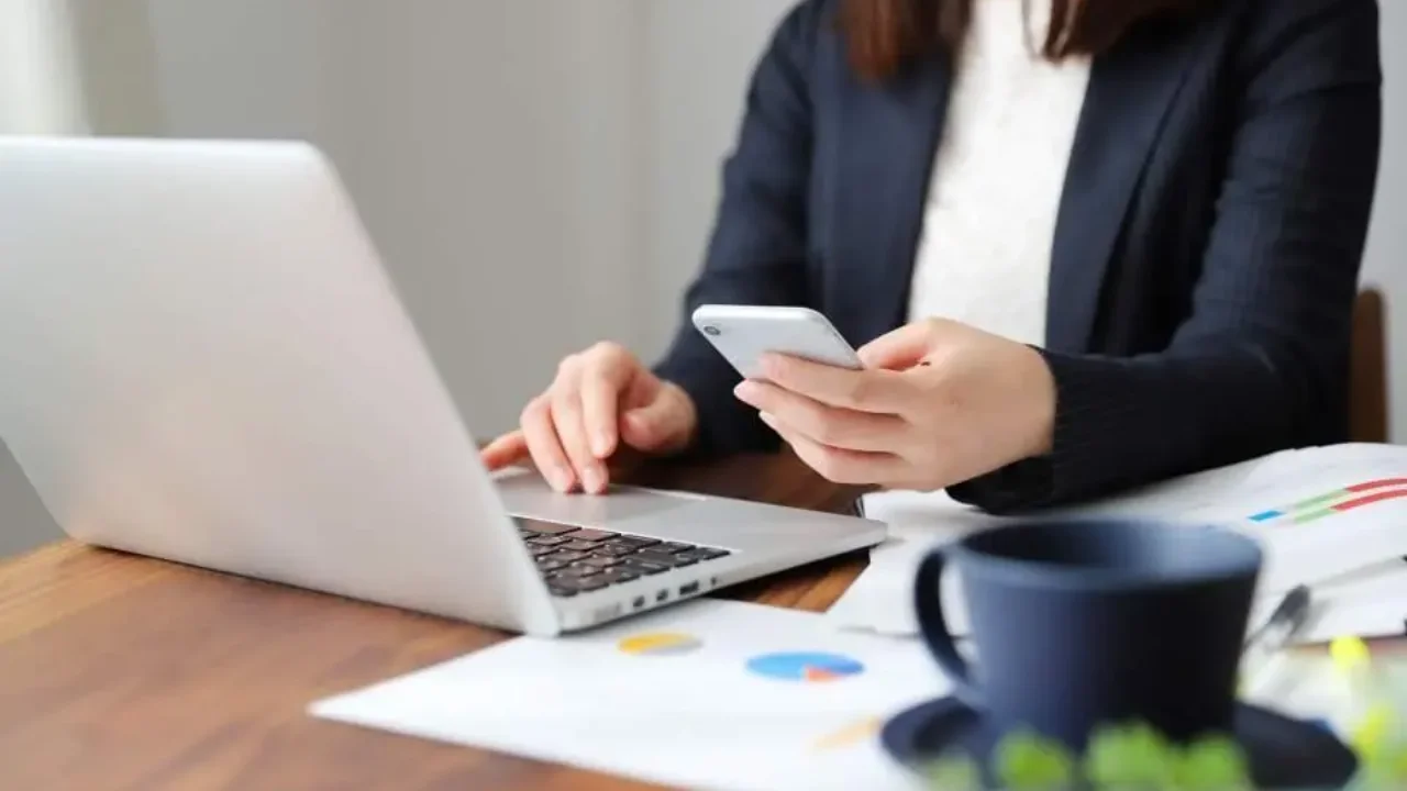 Με τηλεργασία 4 στους 10 σε δημόσιο και ιδιωτικό τομέα