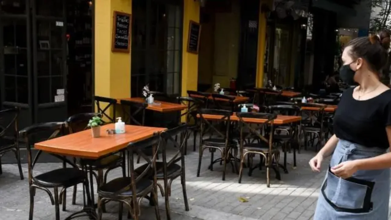 Ελαφρύνσεις από το δήμο Αθηναίων για τις πληττόμενες επιχειρήσεις