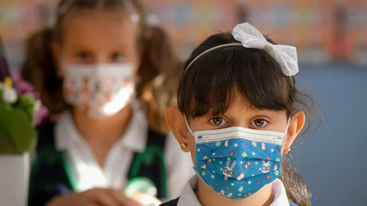 Κορωνοϊός: Ειδική άδεια και τηλεργασία για γονείς των οποίων τα παιδιά νοσούν