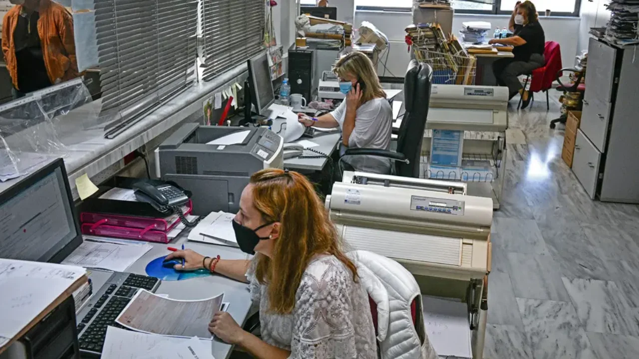 Κορωνοϊός: Πως θα χορηγείται η άδεια και το επίδομα ασθενείας σε εργαζόμενους που νοσούν