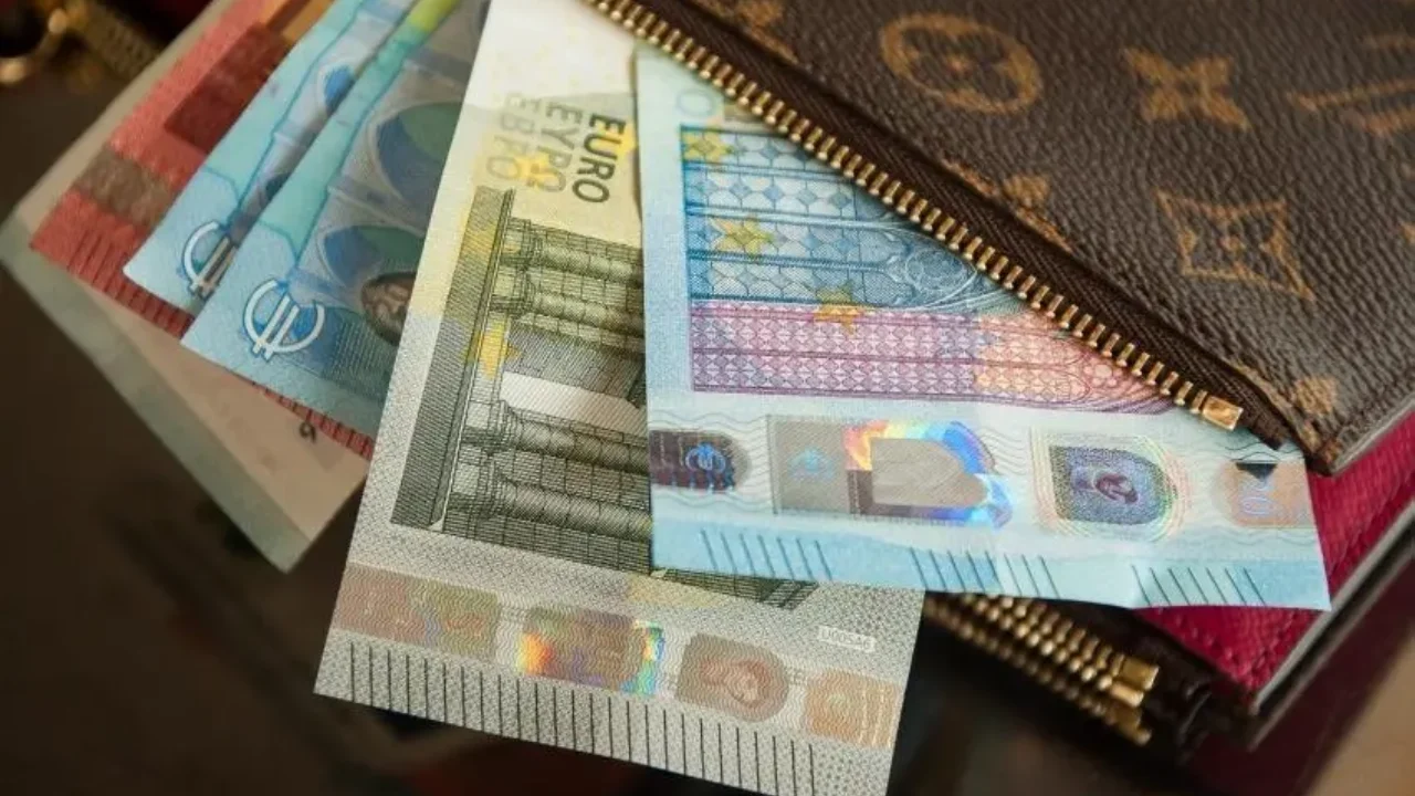 Άμεσα οι διορθώσεις για την καταβολή του επιδόματος των 800 ευρώ