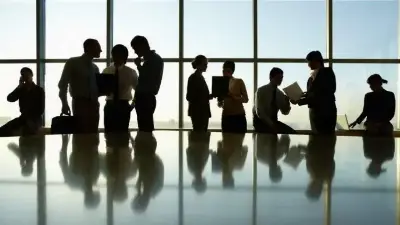 Κορωνοϊός: Μειωμένο ωράριο και εκ περιτροπής εργασία αλλά... κανονικά οι θερινές άδειες