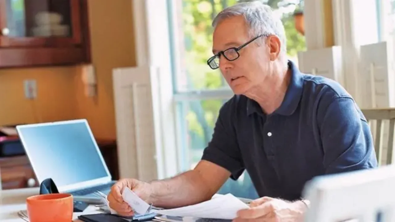 "Καμπάνα" για τους συνταξιούχους που εργάζονται και δεν το δηλώνουν