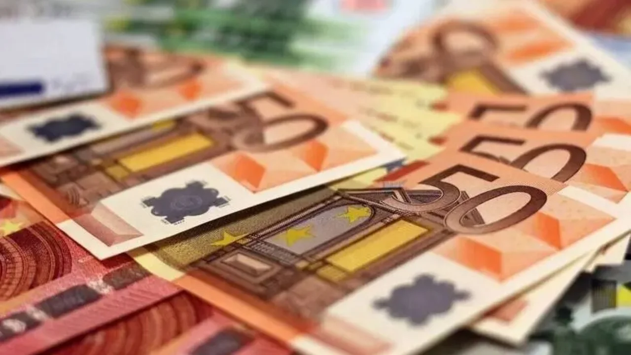 Εισφορά αλληλεγγύης: Καταργείται και για τους δημόσιους υπάλληλους και τους συνταξιούχους από το 2023