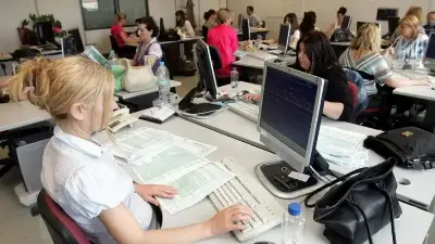 Εισφορά αλληλεγγύης: Πως διαμορφώνονται οι μισθοί δημόσιων υπάλληλων και συνταξιούχων μετά την κατάργησή της