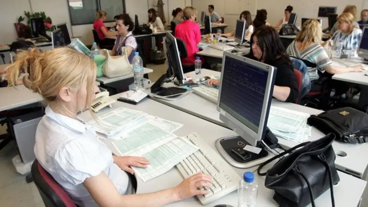 Εισφορά αλληλεγγύης: Πως διαμορφώνονται οι μισθοί δημόσιων υπάλληλων και συνταξιούχων μετά την κατάργησή της