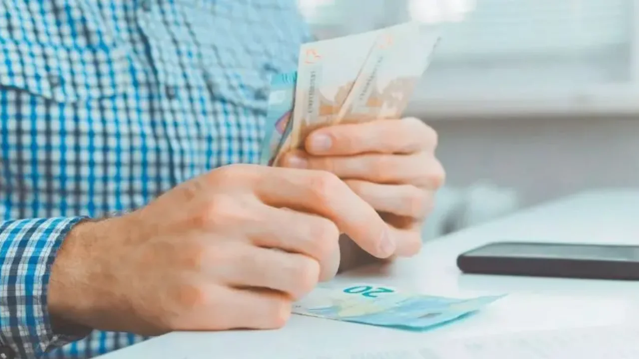 Εισφορά αλληλεγγύης: Καταργείται από το 2023 για δημόσιους υπάλληλους και συνταξιούχους