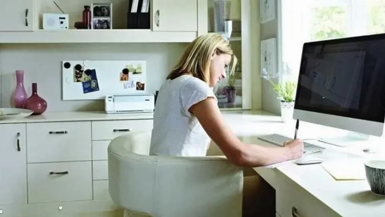 Ένας στους τρεις εργαζόμενους θα μπορούσε να δουλεύει από το σπίτι σύμφωνα με το ΚΕΠΕ