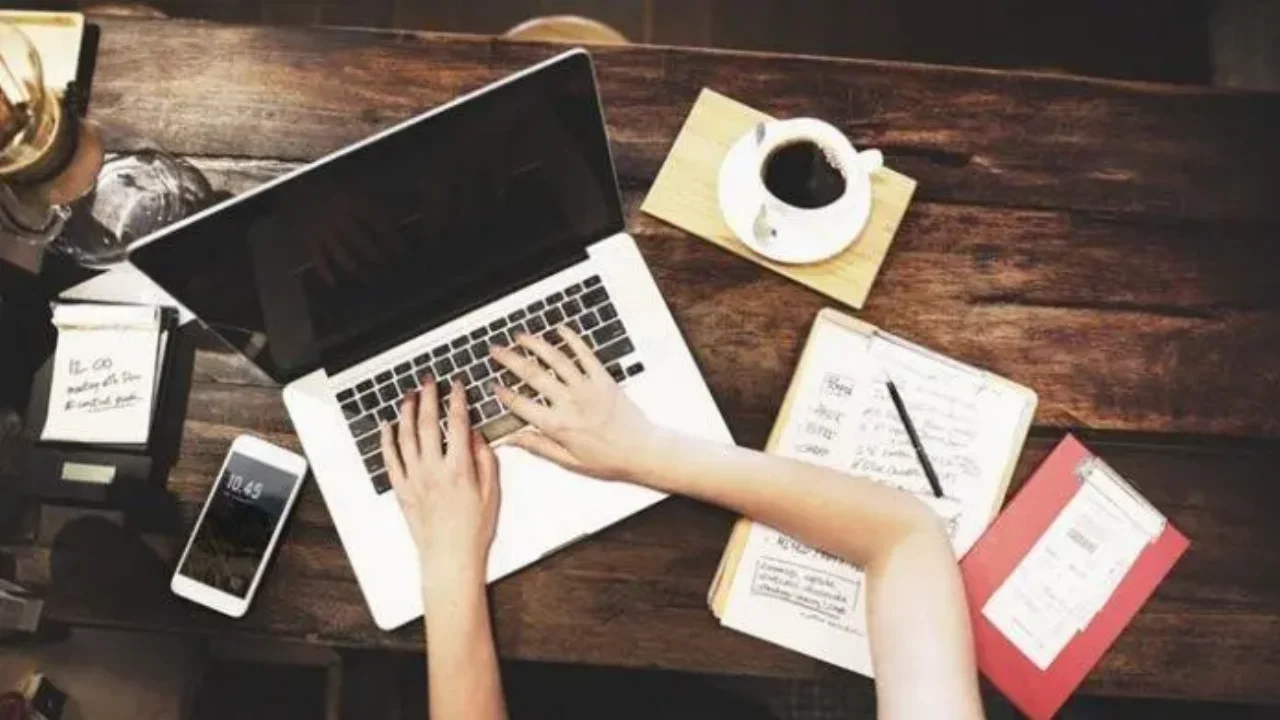 Τηλεργασία: Παρατείνεται έως τις 30 Απριλίου υποχρεωτικά για το 50%