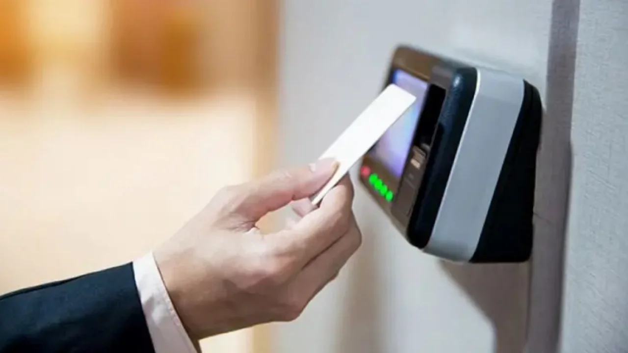 Ψηφιακή Κάρτα Εργασίας: Σε εφαρμογή από 1η Ιουλίου σε τράπεζες και σούπερ μάρκετ