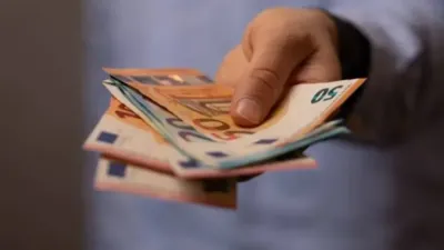 Ειδική εισφορά αλληλεγγύης: Ποιοι εργαζόμενοι θα δούνε τους μισθούς τους να αυξάνονται μετά την κατάργησή της